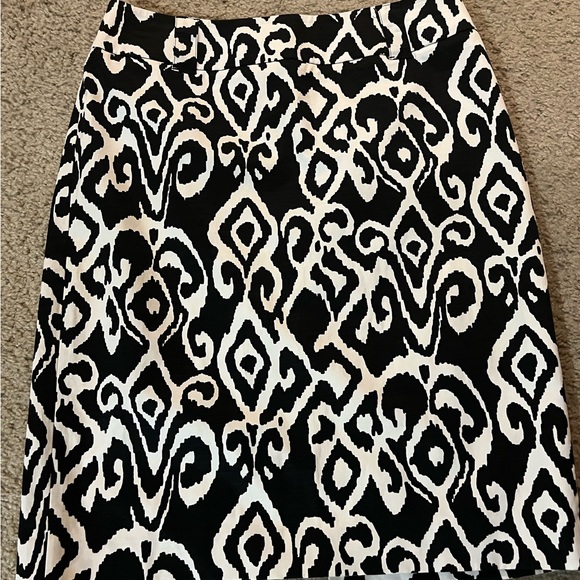 WHITE HOUSE BLACK MARKET WOMEN SIZE 8 BLACK AND WHITE SKIRT - Picture 1 of 6